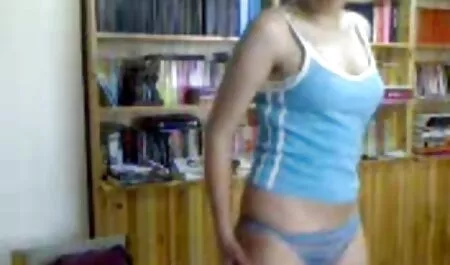 छोटा सेक्सी मूवी हिंदी में एचडी titted किट्टी क्रीमिंग उसके शरीर